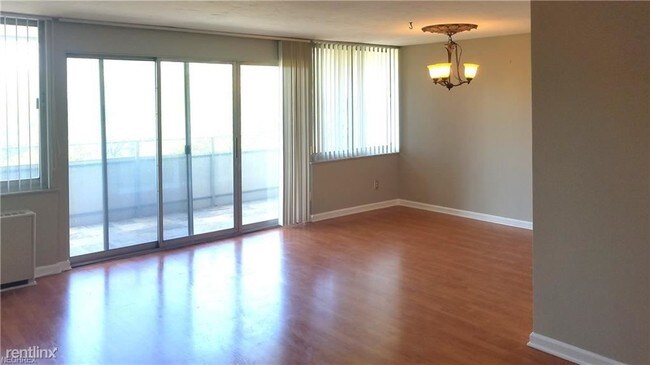 Foto del edificio - 12900 Lake Ave