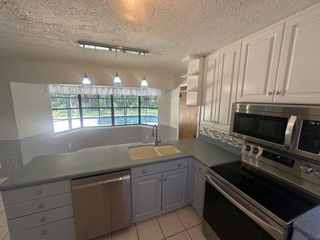 Building Photo - 4 Bedroom Pool Home in Longwood!