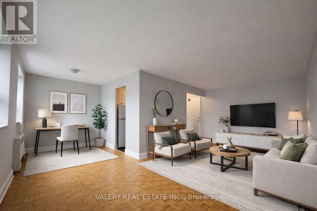 Photo du bâtiment - 1002 Lawrence Ave E