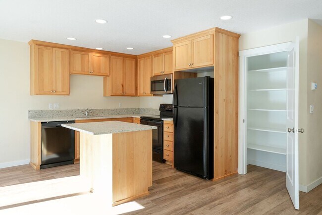 Foto del edificio - MOVE IN SPECIAL: HALF OFF FIRST MONTH'S RENT! 4 Bedroom 2.5 bath Duplex