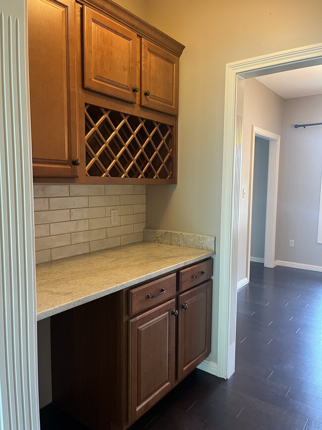 Building Photo - 1025 Vineyard Way