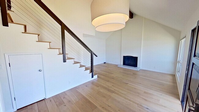 Building Photo - Spacious 3 bed / 3 bath in the More Mesa area