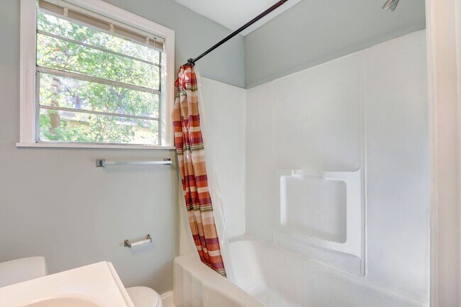 Foto del edificio - Single Family 2.5 bd, 1 ba close to Forsyth Park, Historic District