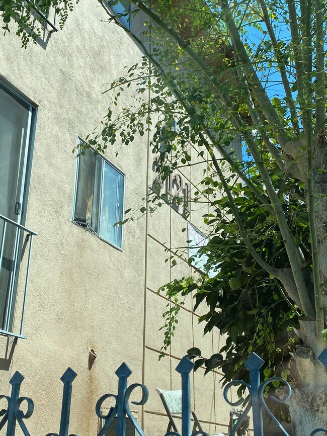 Building Photo - 2121 W Court St