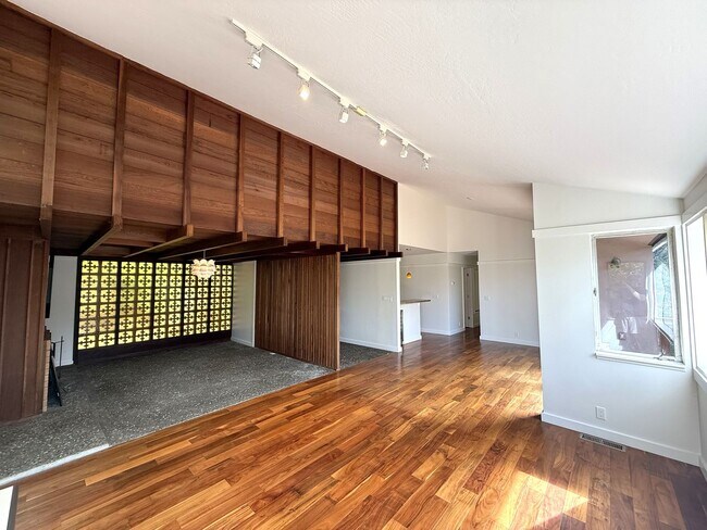 Foto del edificio - UNIQUE THREE BEDROOM TWO BATH MODERNIST MI...