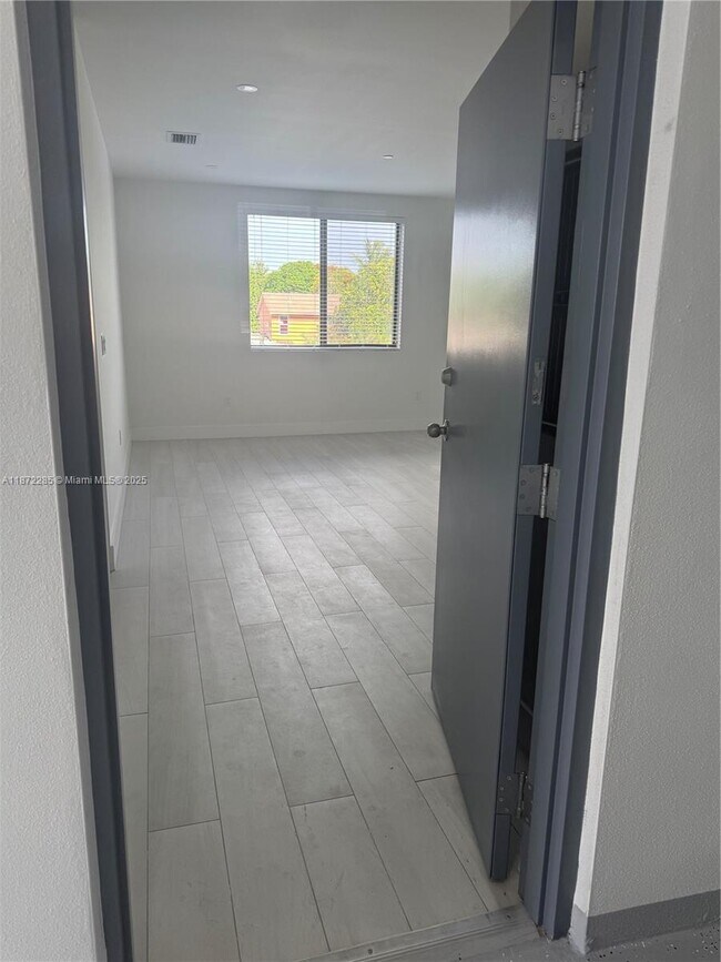 Foto del edificio - 1091 E 17th St