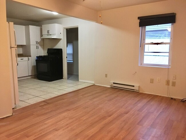 Foto del edificio - Get 1/2 off 1 Month Rent-Charming 3 Bedroom/1 Bathroom Home with Carport - Dundalk!