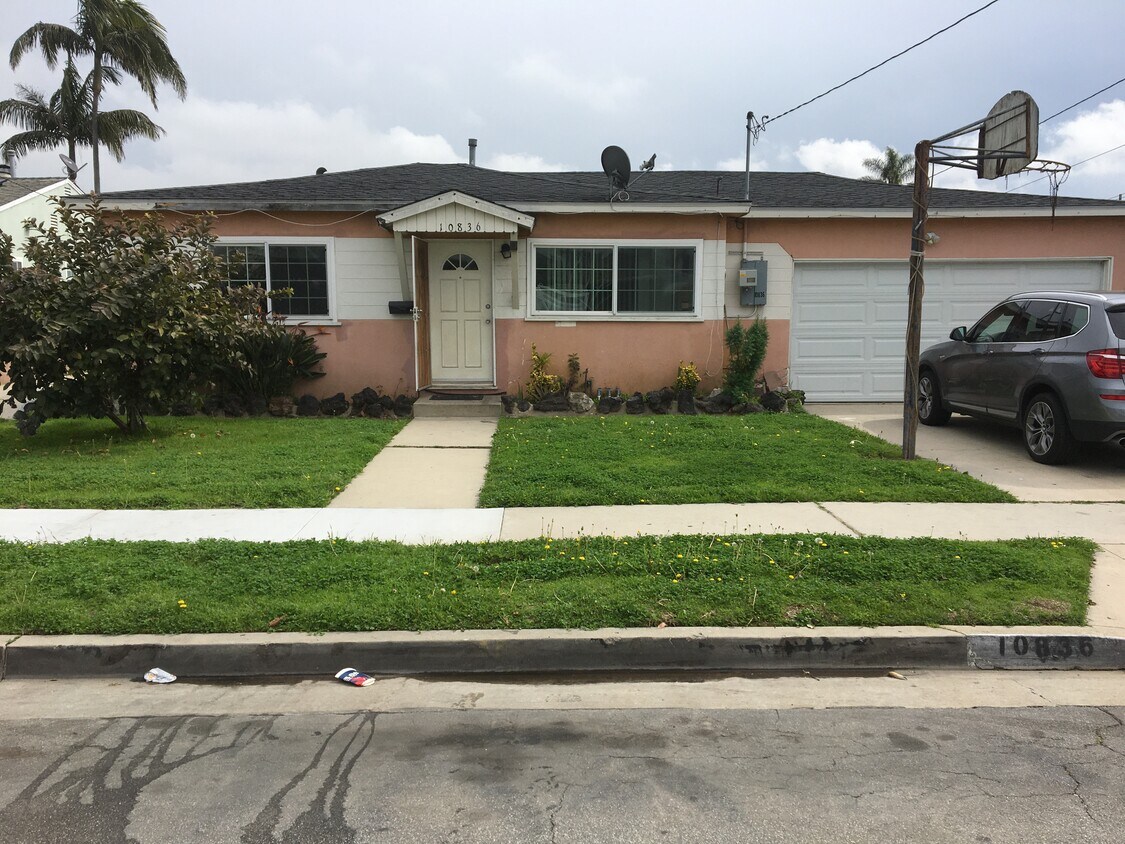 Front - 10836 Mansel Ave