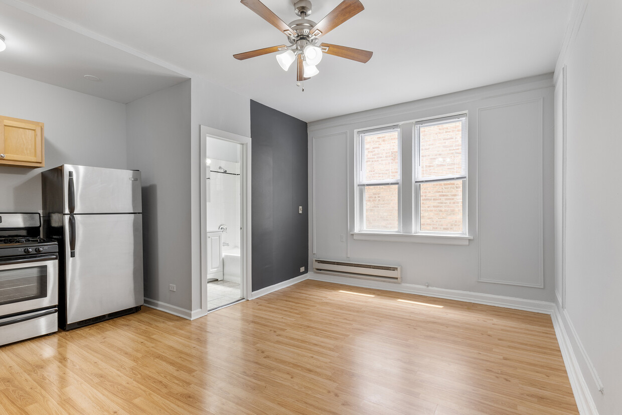 Primary Photo - 5860 N Kenmore Ave