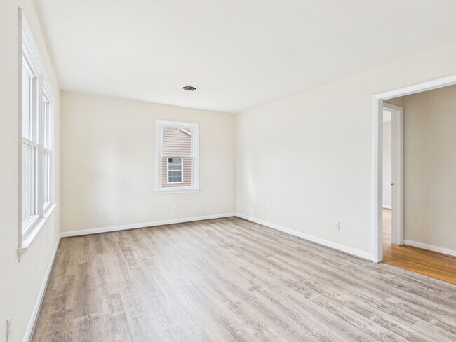 Building Photo - 1018 Barlen Dr