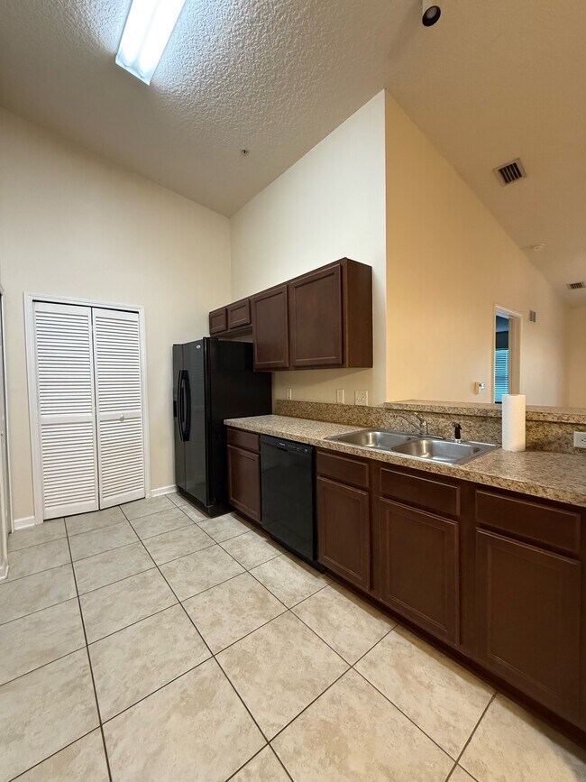 Foto del edificio - 2564 Golden Lake Loop