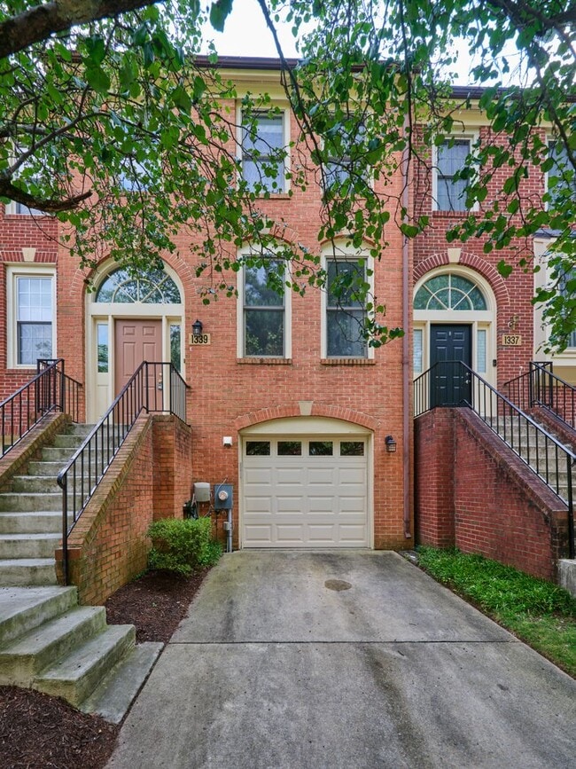 Building Photo - 1339 Templeton Pl