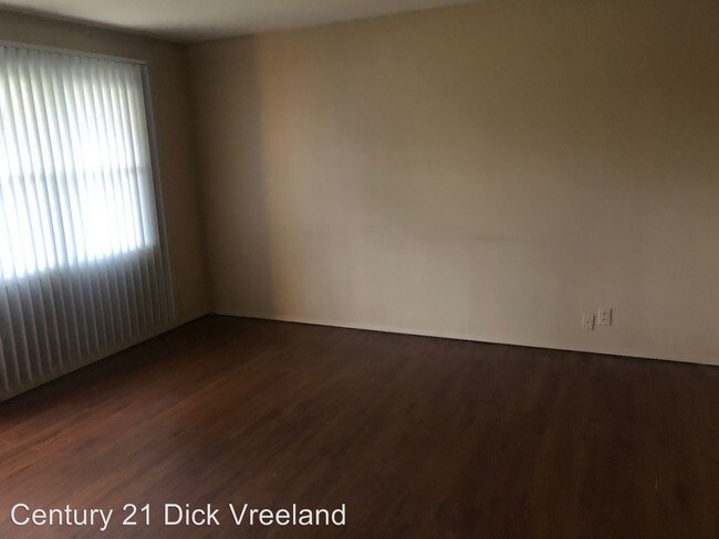 Building Photo - 3 br, 1 bath House - 336 S Skyline Drive