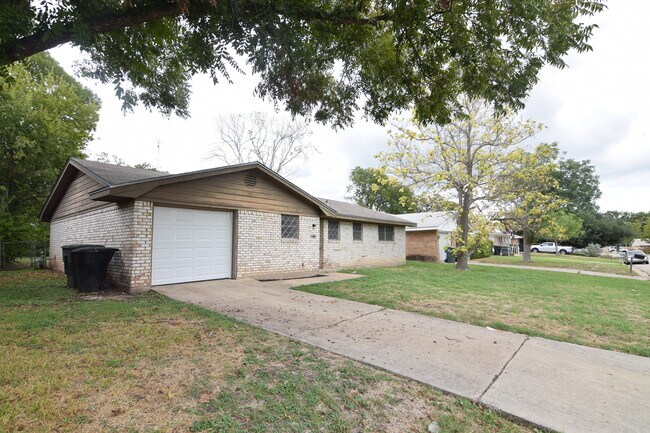 Foto del edificio - 3118 Lawnwood Dr