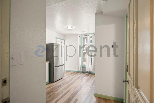 Building Photo - Unit 3
