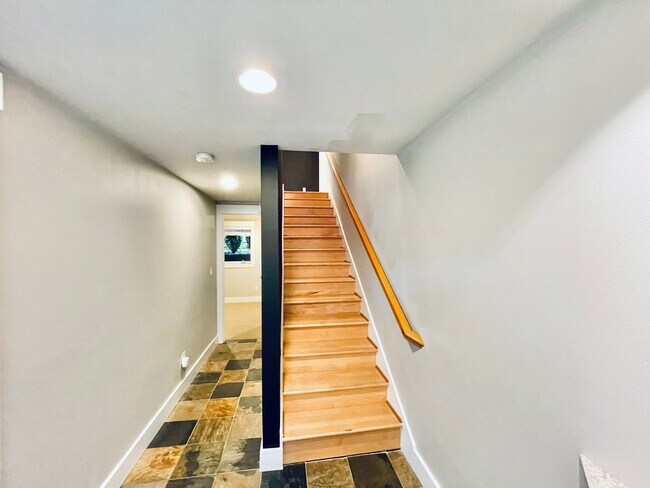 Foto del edificio - North Lake Town home with Attached Garage!