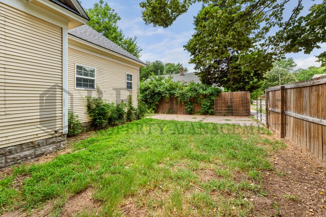 Building Photo - 201 S Volutsia Ave