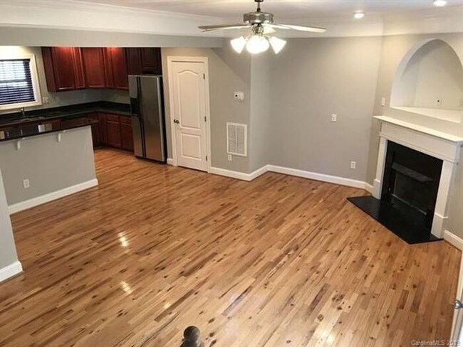 Foto del edificio - Now Renting charming 2 bedroom 2.5 bath to...