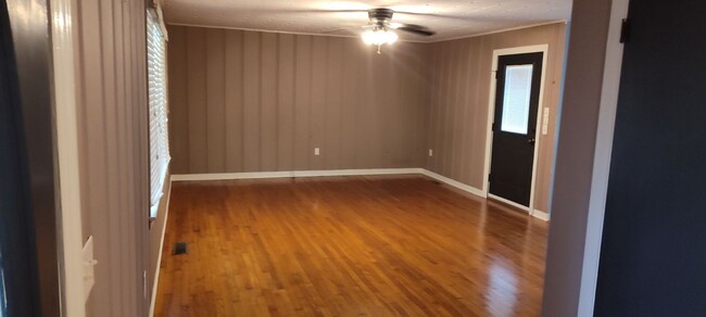 Building Photo - Beautiful 3 Bedroom 1 Bath, Brick Home wit...