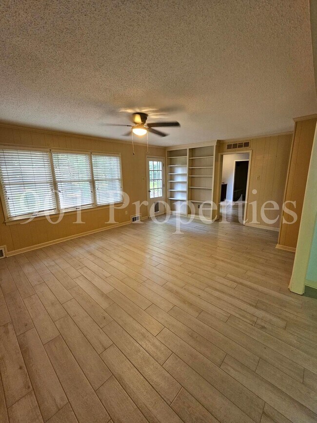 Foto del edificio - 8595 Riverchase Dr