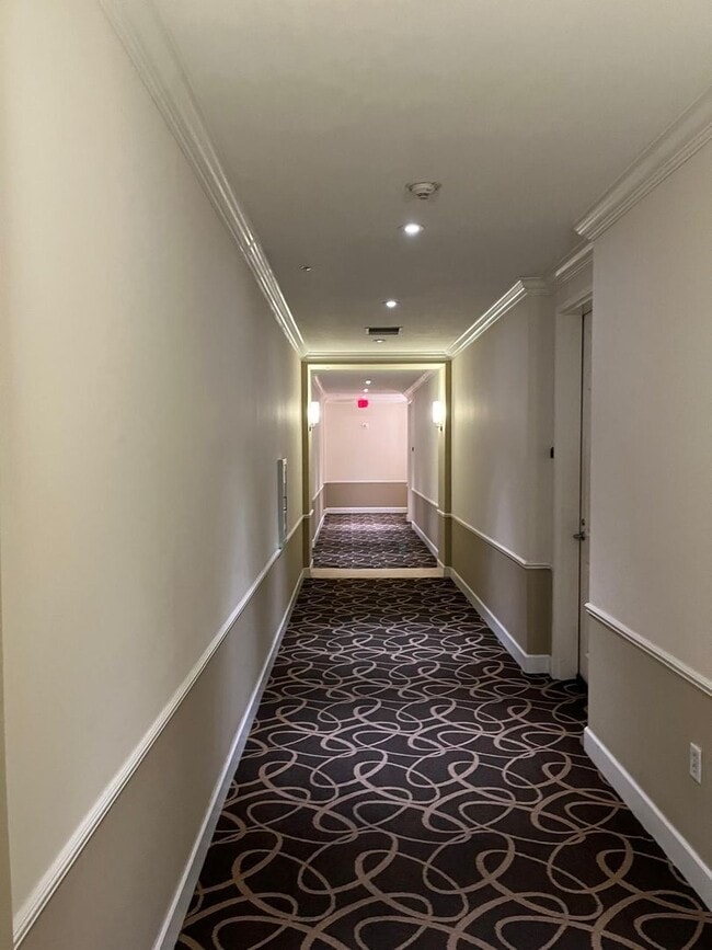 Building Photo - Modern 1BR/1BA Condo with 2 Parking Spaces – Prime Coral Gables Location