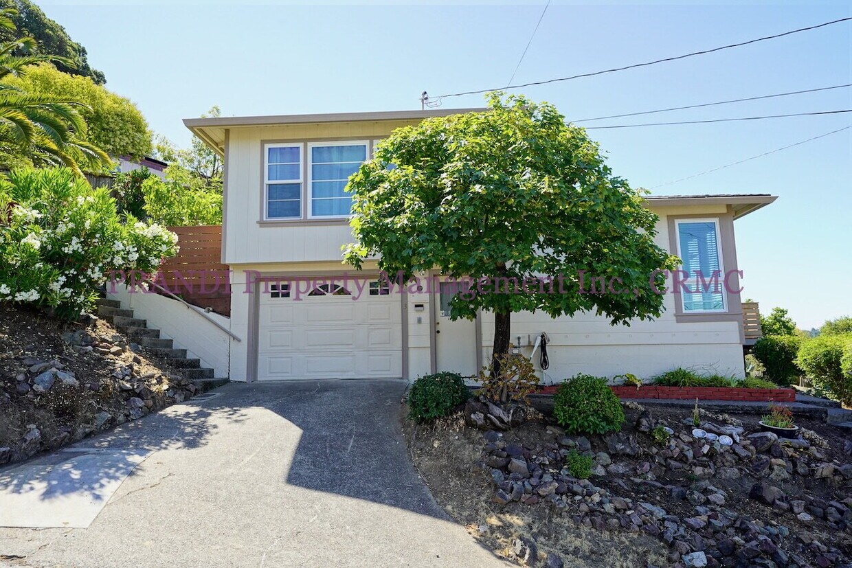 Foto principal - Central San Rafael Home with Awesome Mt. T...