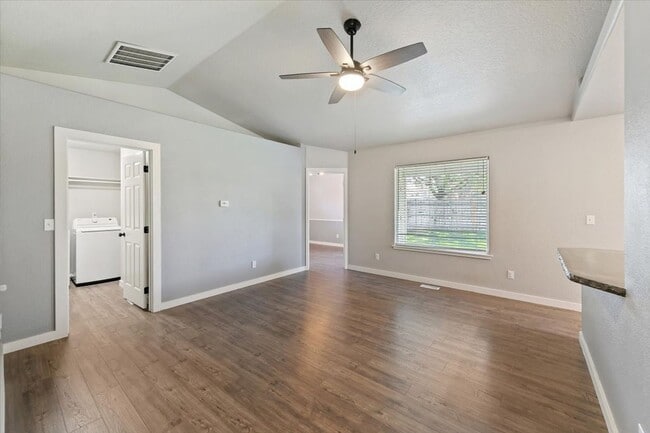 Building Photo - Stylish 3-Bed Home with Spacious Backyard ...