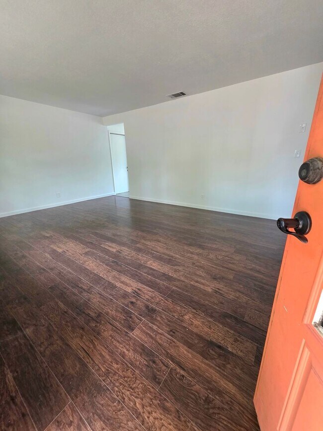 Foto del edificio - 3 BED/1 BATH LOCATED IN REDDING, CA