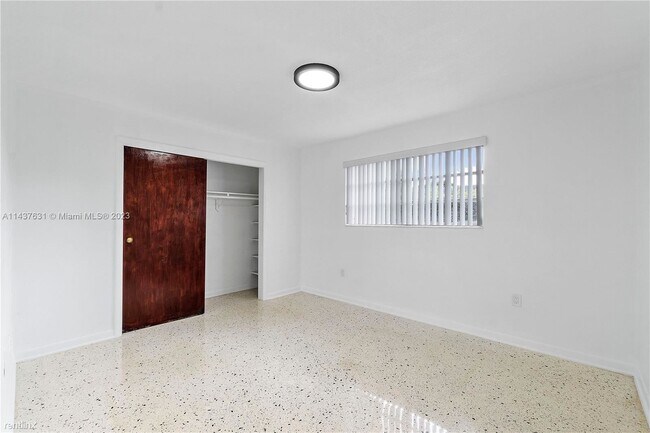 Building Photo - 2 br, 1 bath Duplex - 11059 SW 3rd St