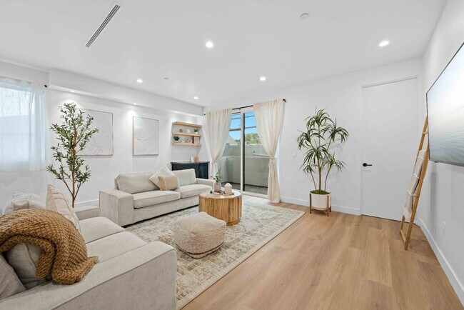 Foto del edificio - RECENTLY BUILT TOWNHOME | 4 BED 5 BATH | GARAGE