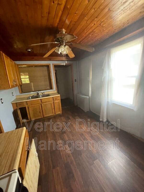 Foto del edificio - 919 Sanderson Ave