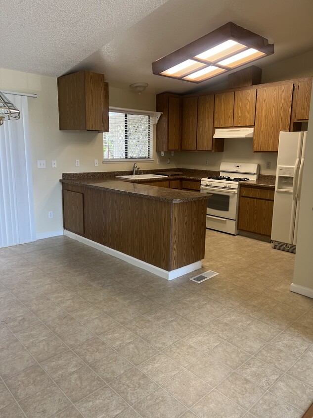 Kitchen - 1277 Rider Ave