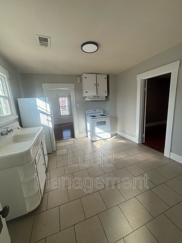 Photo - 629 W Market St Apartment