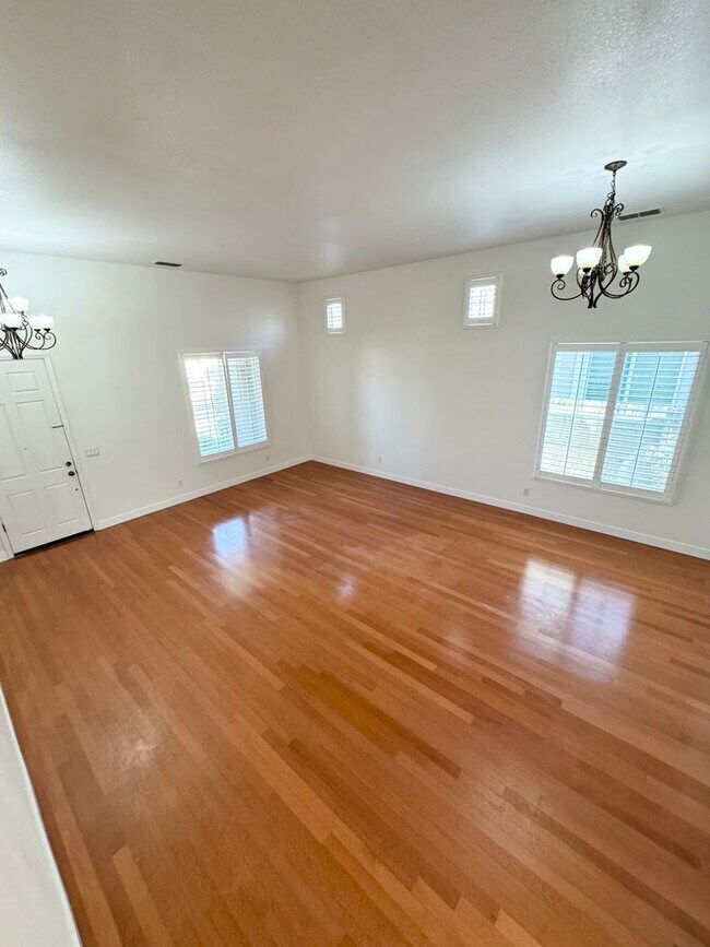 Foto del edificio - 4 Bedroom / 3 Bathroom Home in Elk Grove – Bedroom & Full Bath Downstairs SEE VIDEO