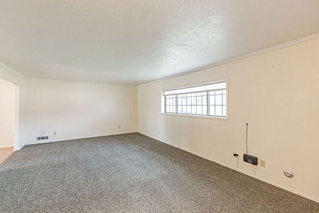 Building Photo - **Charming 3-Bed, 2.5-Bath Home in Idaho F...