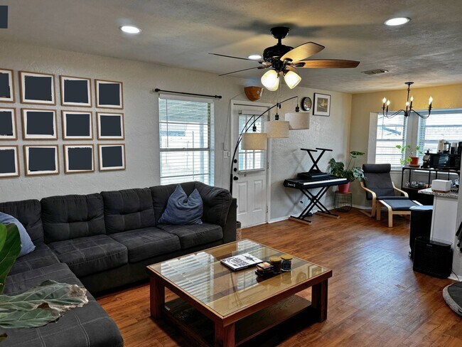 Foto del edificio - Lovely home in Expressway Village offering 3 bedrooms and a Jack & Jill bathroom.