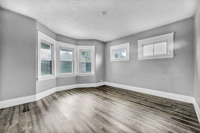 Foto del edificio - Newly renovated 2 bedroom HALF OFF MAY RENT