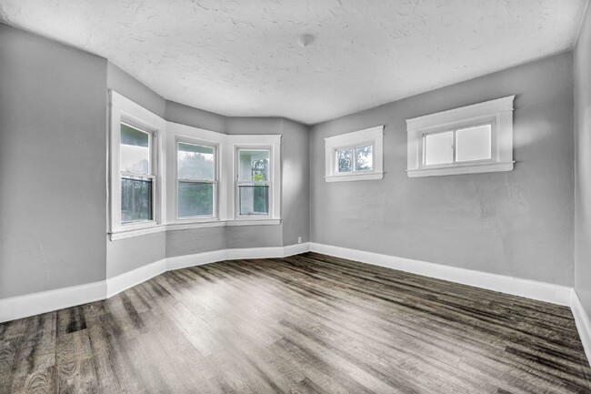 Building Photo - Newly renovated 4 bedroom HALF OFF MAY RENT