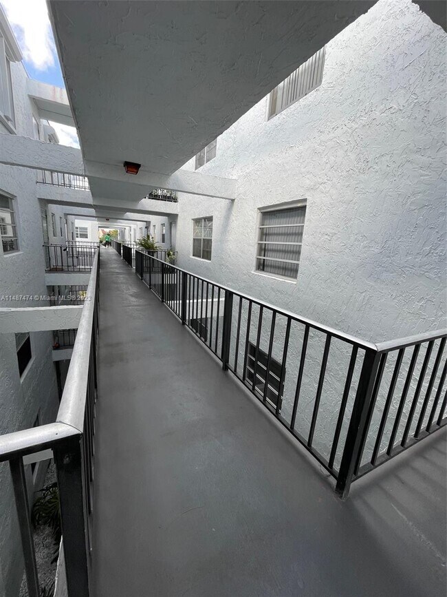 Building Photo - 3000 Sunrise Lakes Dr W