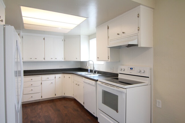 Building Photo - 1704 Sunset Ave