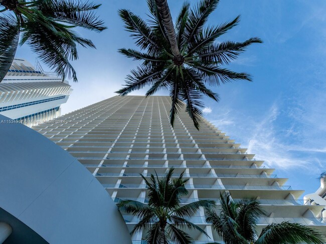 Foto del edificio - 16901 Collins Ave