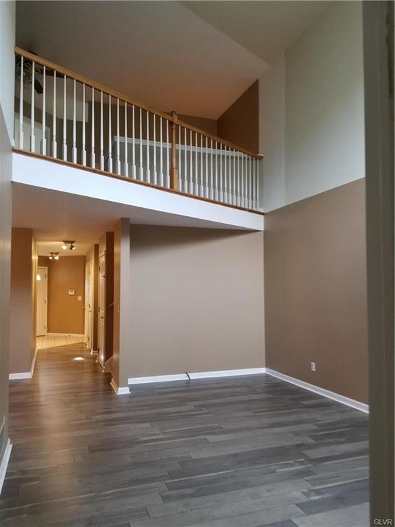 Building Photo - 916 Barnview