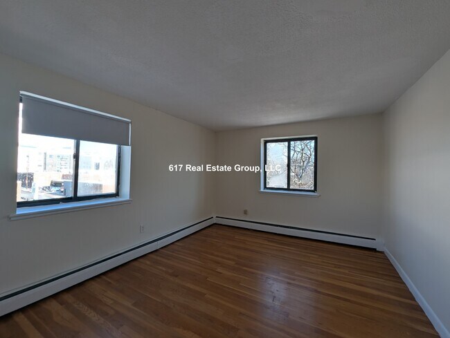 Building Photo - 122 Dustin St