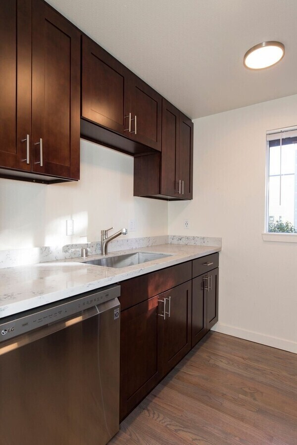 Building Photo - Spacious 2-Bed + Den, 2-Bath with In-Unit ...