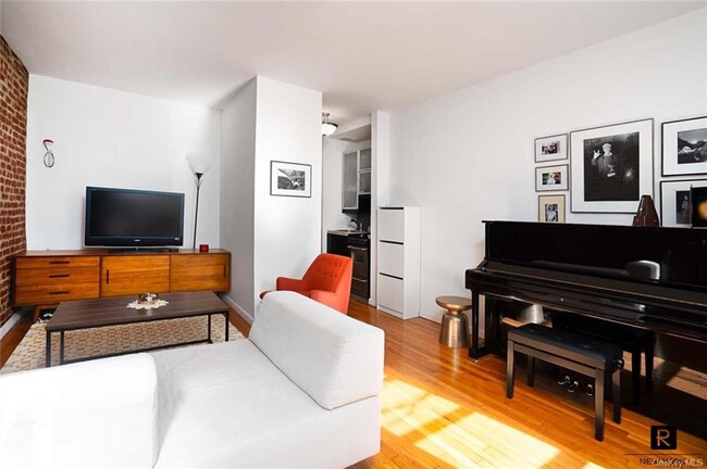 Building Photo - 482 E 74th St