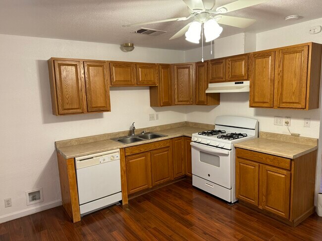 Cocina con lavavajillas y cocina de gas. - 1624 W Caldwell Ave