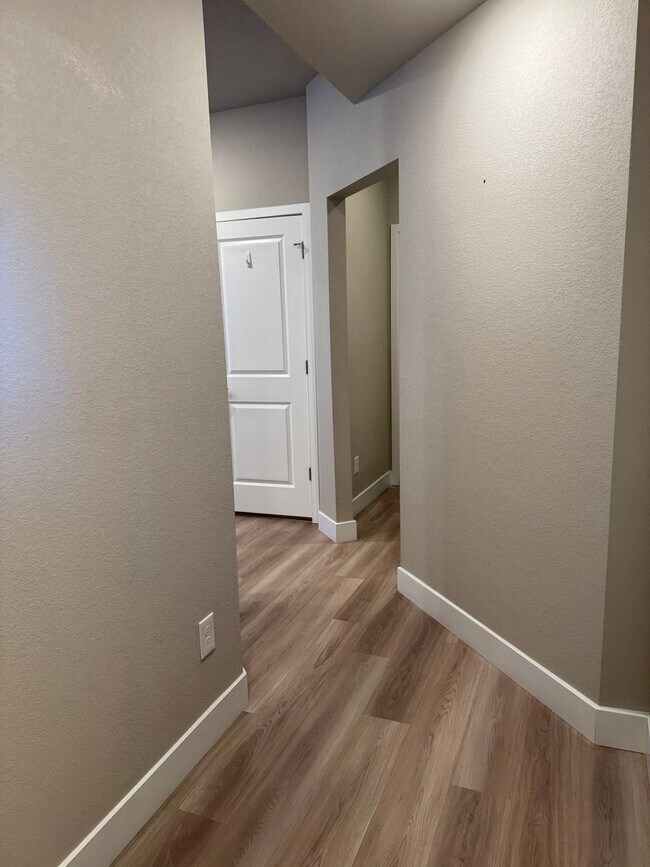 Foto del edificio - Like new 3 bed, 2.5 bath, 2 car in Lorson Ranch!