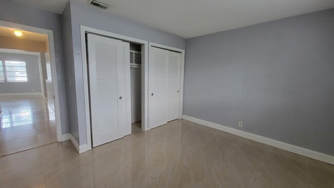 Foto del edificio - 1821 NE 56th St