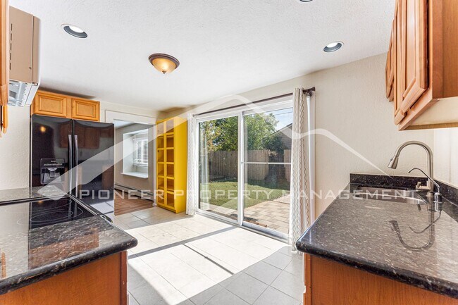 Foto del edificio - Spacious Bungalow with Private Backyard Near Sloan's Lake Neighborhood!