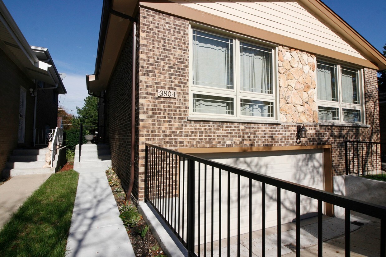 3804 W Touhy Ave, Lincolnwood, IL 60712 House Rental in Lincolnwood